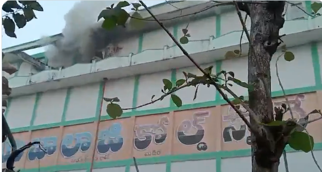 మధిరలో భారీ అగ్నిప్రమాదం: రూ. 5 కోట్ల మిర్చి బుగ్గి