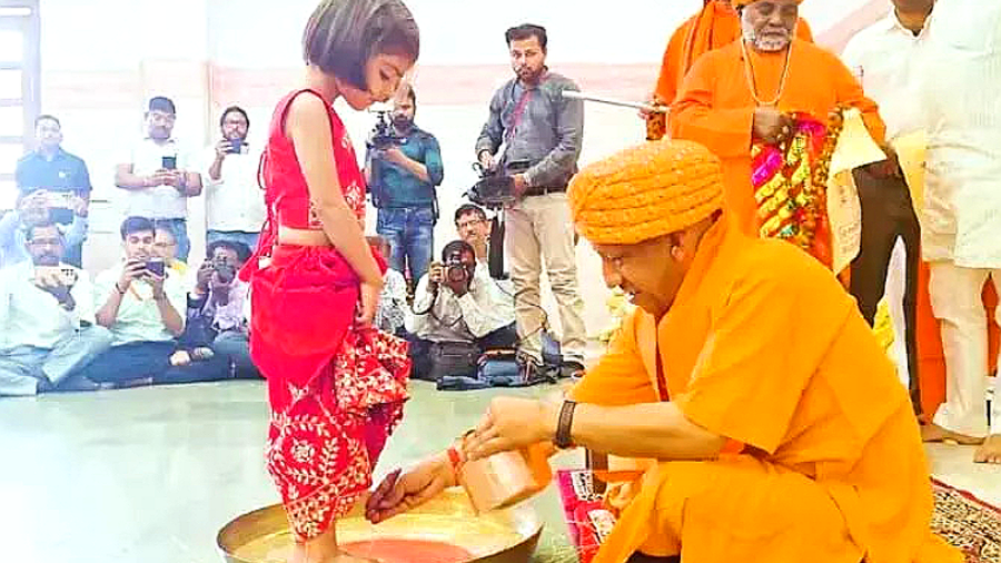 తొమ్మిది మంది చిన్నారుల కాళ్లు కడిగిన సీఎం యోగి