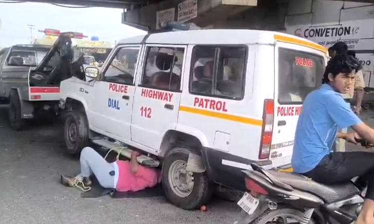 పలమనేరులో సైకో వీరంగం: పోలీసు వాహనంతో పరారీ