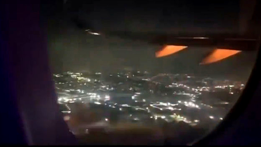 గాల్లో విమానం ఇంజిన్‌లో మంటలు: 300 మంది సురక్షితం