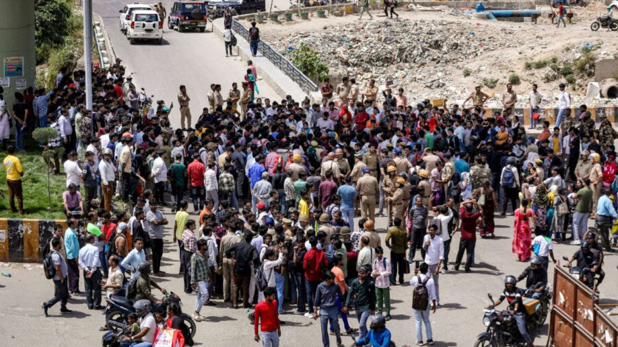 నోయిడాలో కార్మికుల ఆందోళన హింసాత్మకం: రవాణా వ్యవస్థ స్తంభన