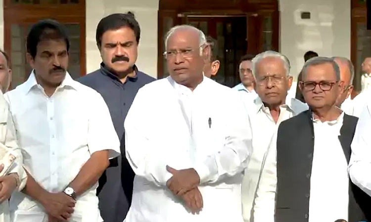 మహిళా బిల్లుపై ఖర్గే ధ్వజం: డీలిమిటేషన్‌తో ముడిపెట్టడం రాజకీయ కుతంత్రమే