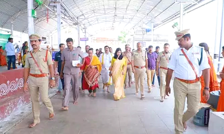 వేములవాడ భీమన్నను దర్శించుకున్న డీజీపీ శివధర్ రెడ్డి