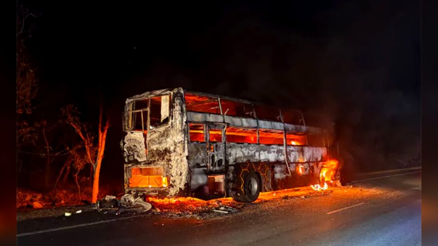 తృటిలో తప్పిన ప్రమాదం: నల్గొండలో ప్రైవేటు బస్సు దగ్ధం