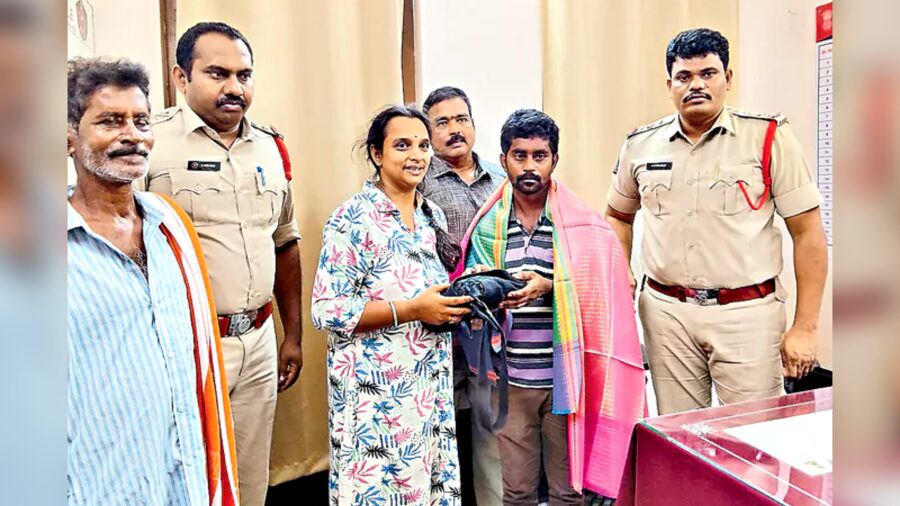 రూ.20 లక్షల బంగారం అప్పగించి నిజాయతీ చాటిన కూలీ