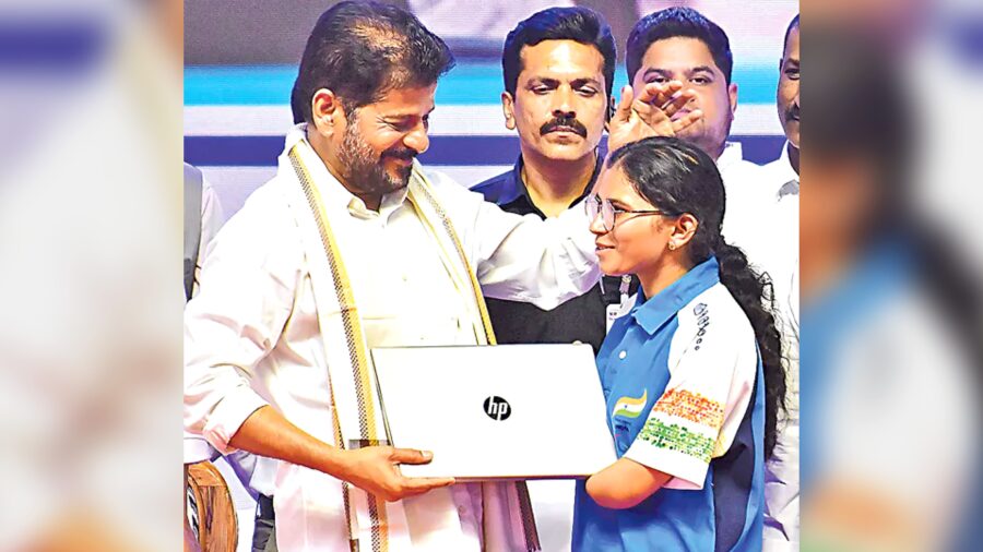 పాఠశాలల ప్రారంభం: విద్యార్థులతో ‘యాంటీ డ్రగ్స్’ ప్రతిజ్ఞ