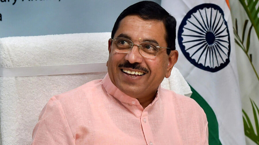 నూతన కేంద్ర విద్యాశాఖ మంత్రిగా ప్రహ్లాద్ జోషి: అదనపు బాధ్యతలు అప్పగించిన కేంద్ర ప్రభుత్వం