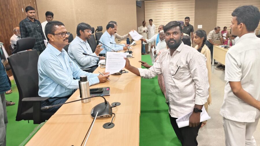 సస్పెండ్ అయిన ఉపాధ్యాయుడికి ‘ఉత్తమ ఉపాధ్యాయ’ అవార్డా? ఏఐయస్బీ ఆగ్రహం